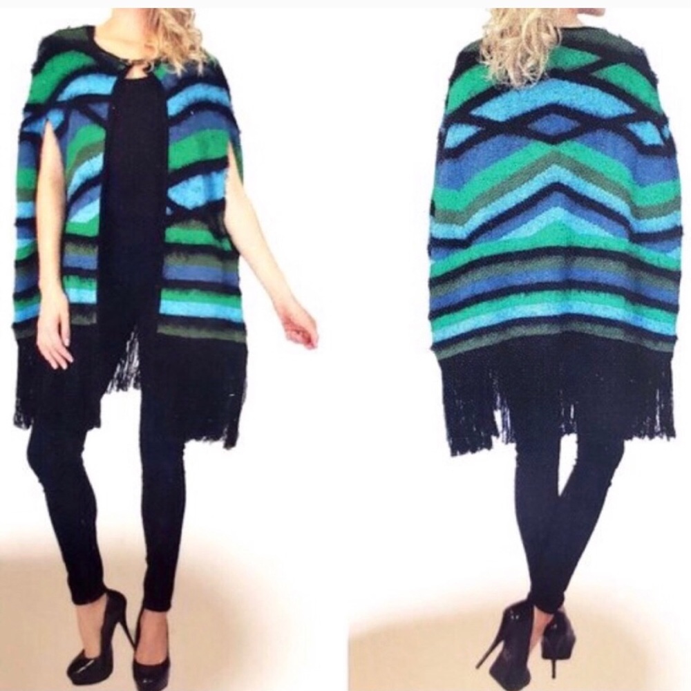 Vertigo Cozy Shawl Cape Poncho Shrug Sweater Fringe NEW Size Small Medium - Picture 1 of 10